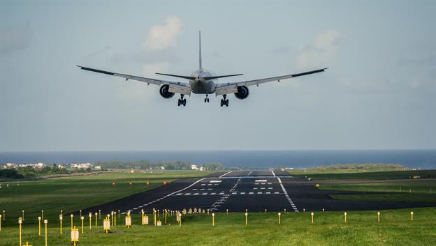 Der Flughafen auf Mauritius liegt in der Nähe der Stadt „Mahébourg“ im Südosten der Insel und trägt den korrekten Namen „Sir Seewoosagur Ramgoolam International Airport of Mauritius“. Wir holen Nathalies 19-jähriges Patenkind vom Flughafen ab. Auf dem Bild ist das Flugzeug der Air France zu sehen.